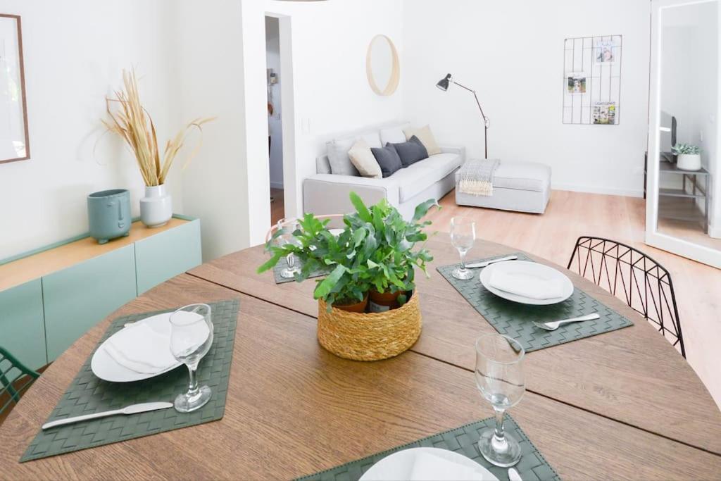 Apartment Center Family With Courtyard *