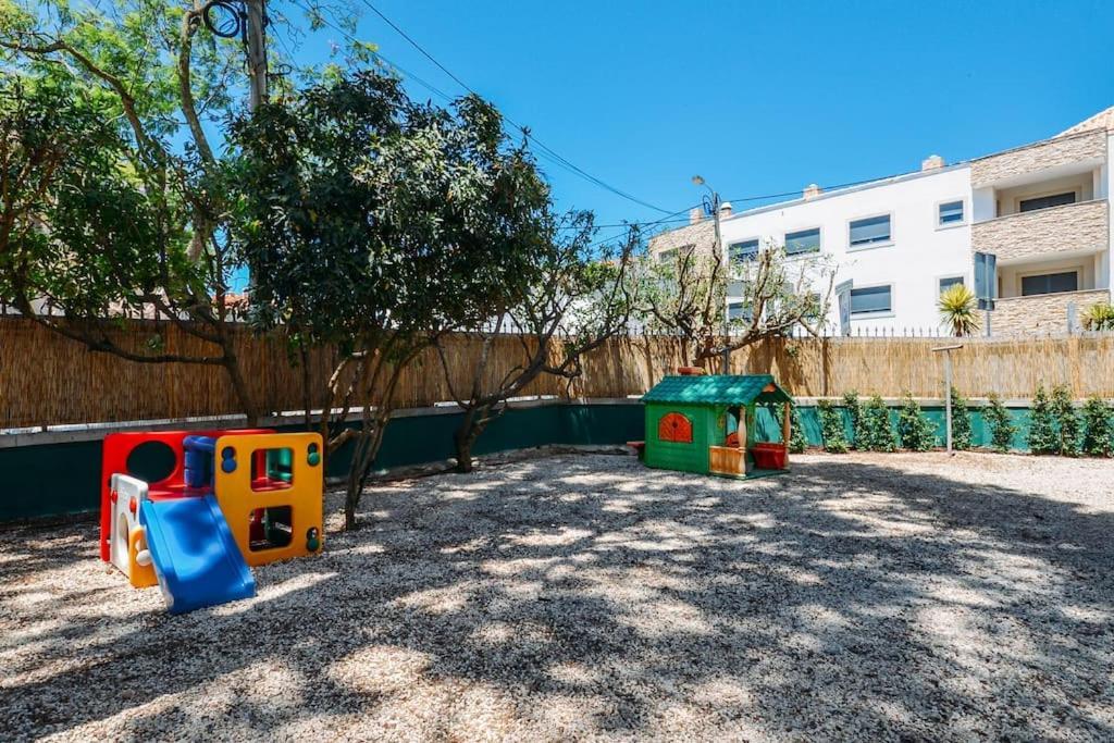 Center Family With Courtyard *